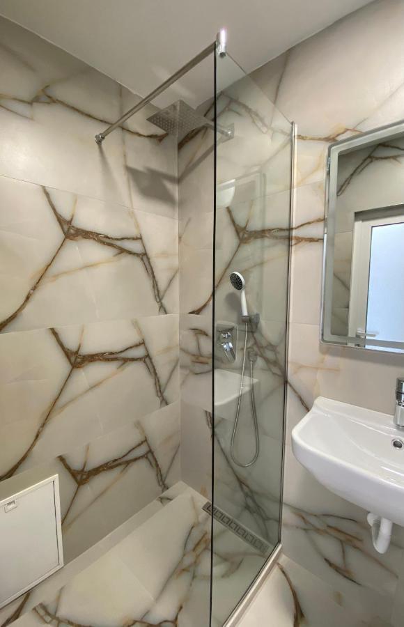 Central Welcoming Apartment In Tirana Exteriör bild